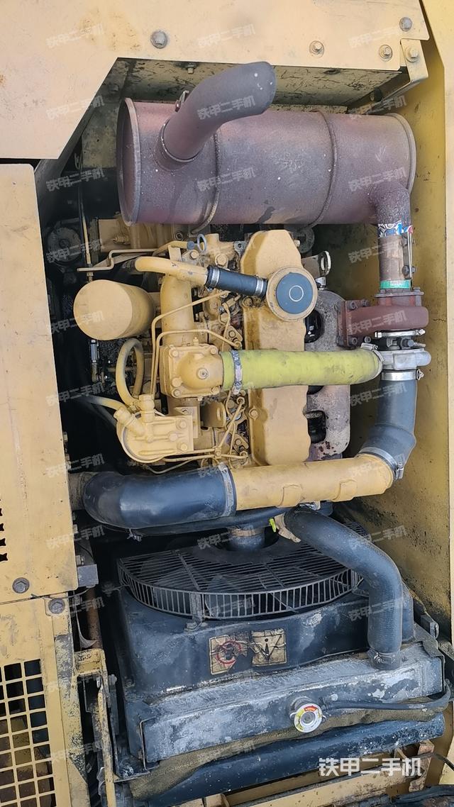 液压泵舱室正面整体（整机外观）