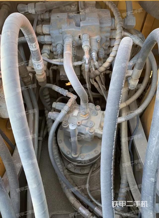 回轉(zhuǎn)馬達(dá)和主控閥（整機(jī)外觀）