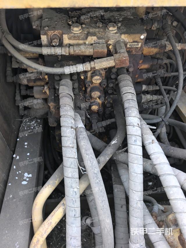 回轉(zhuǎn)馬達(dá)和主控閥（整機(jī)外觀）