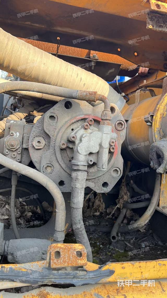 液压泵舱室正面整体（整机外观）