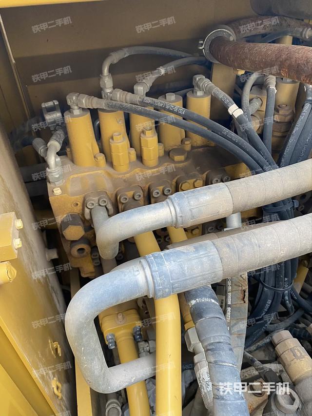 回转马达和主控阀（整机外观）