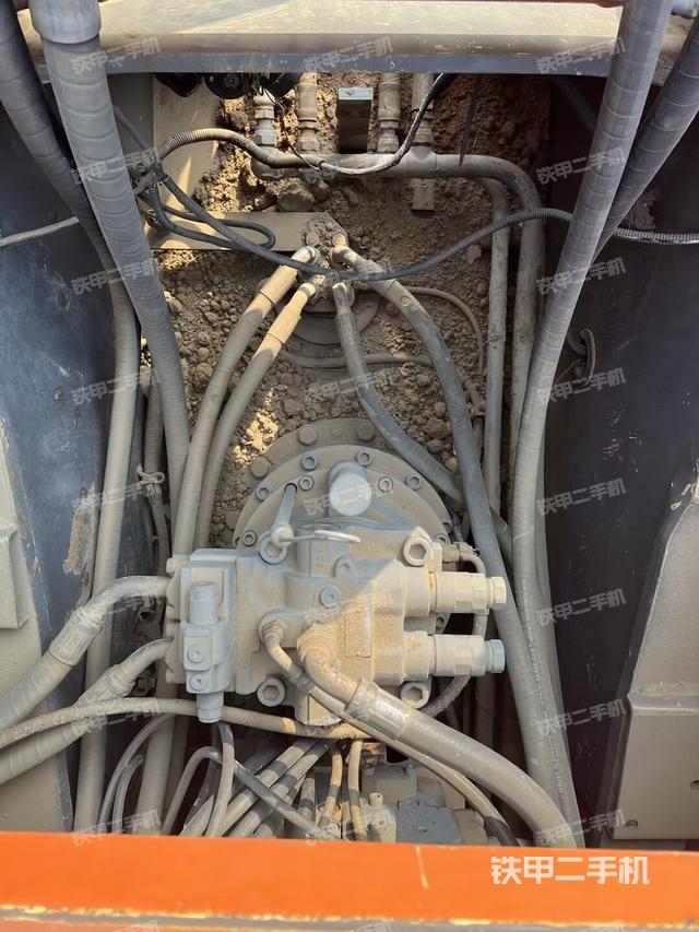 回转马达和主控阀（整机外观）