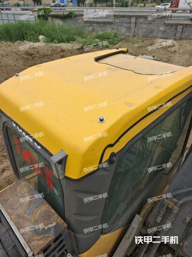 駕駛室頂部（整機外觀）