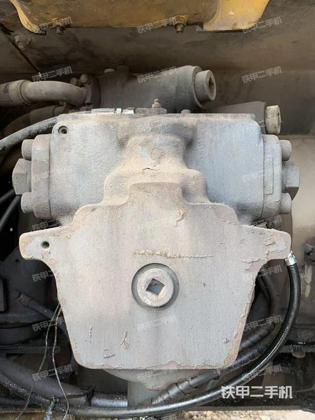 液压泵舱室正面整体（整机外观）