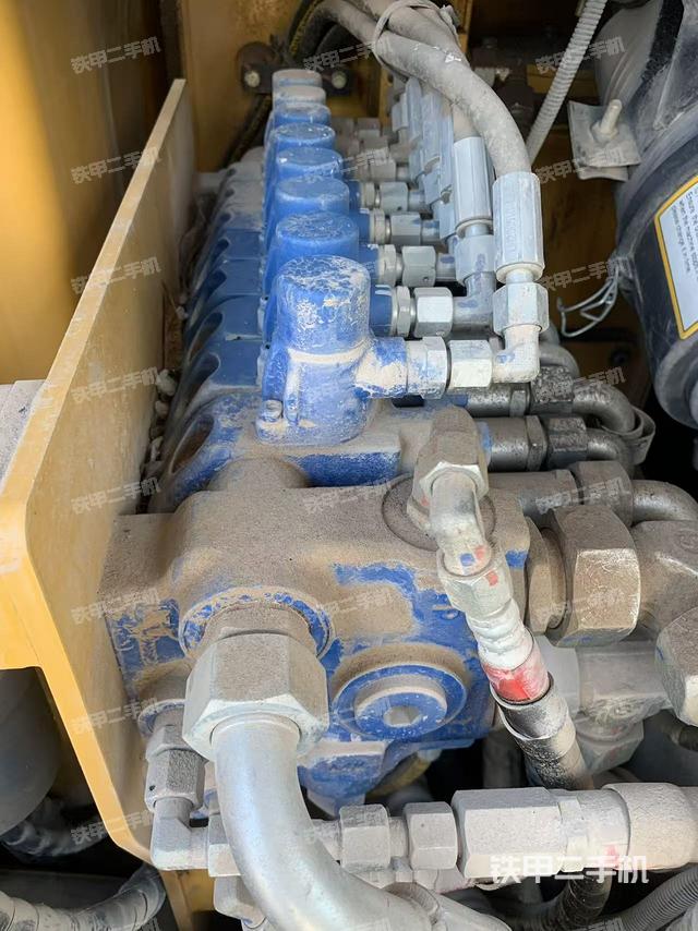 回转马达和主控阀（整机外观）