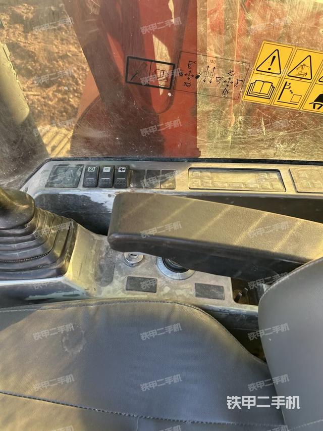 座椅右側(cè)控制臺/鑰匙門/油門/含右手柄（駕駛室部分）