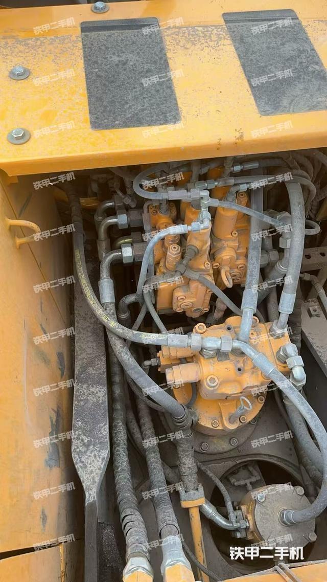 回转马达和主控阀（整机外观）