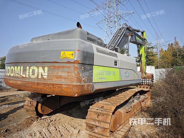 液压泵舱室正面整体（整机外观）