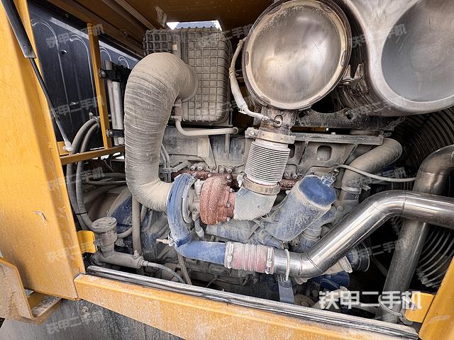 發(fā)動機(jī)右側(cè)（整機(jī)外觀及大件）