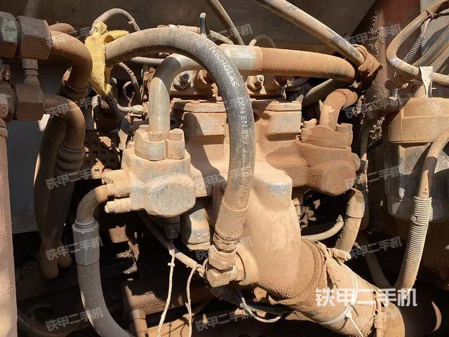 液压泵舱室正面整体（整机外观）