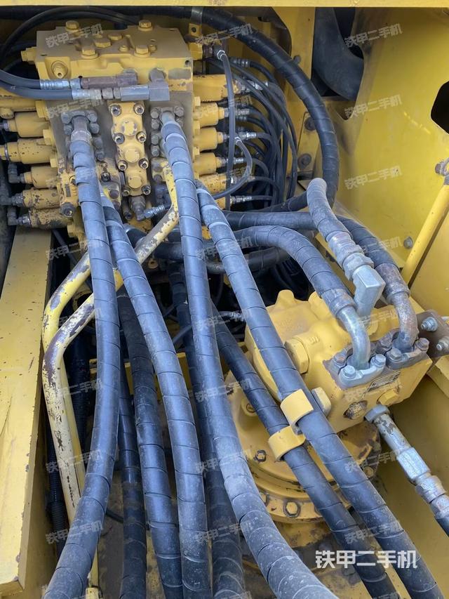 回轉(zhuǎn)馬達(dá)和主控閥（整機(jī)外觀）