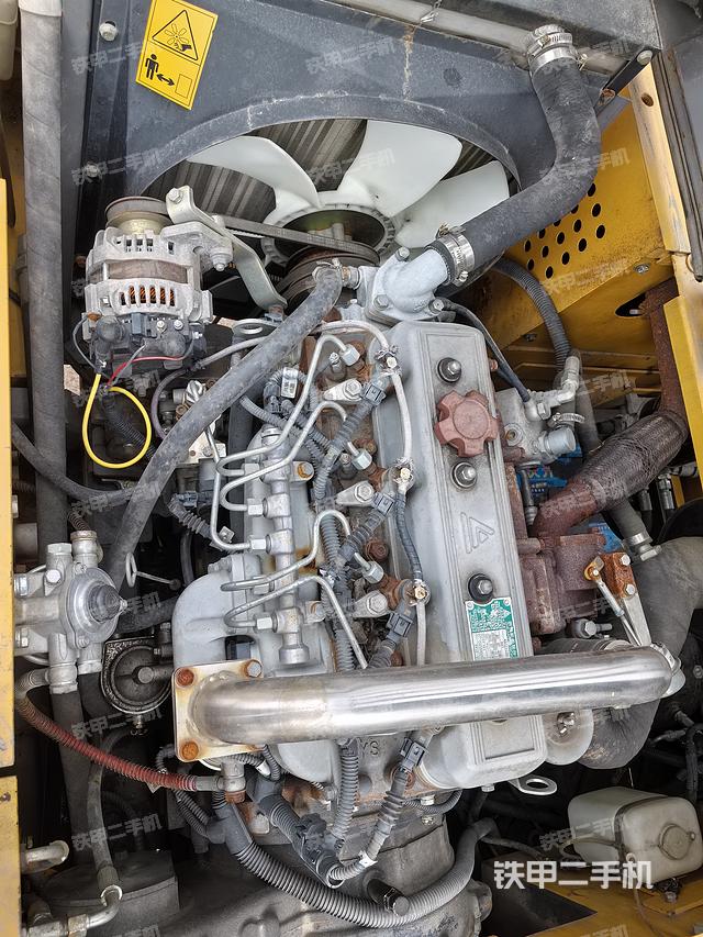 液压泵舱室正面整体（整机外观）