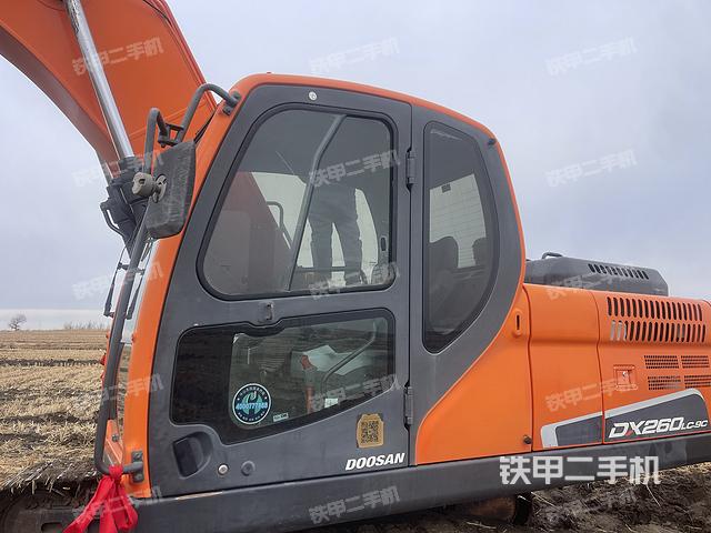 駕駛室整體（整機外觀）