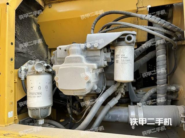 液压泵舱室正面整体（整机外观）