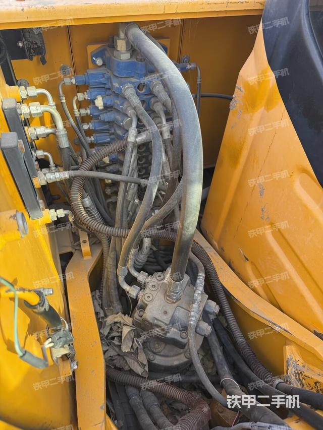 回轉(zhuǎn)馬達(dá)和主控閥（整機(jī)外觀）