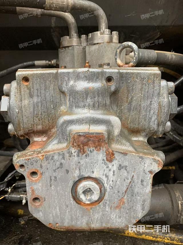 液压泵舱室正面整体（整机外观）