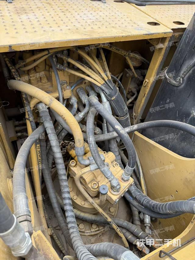 回轉(zhuǎn)馬達(dá)和主控閥（整機(jī)外觀）