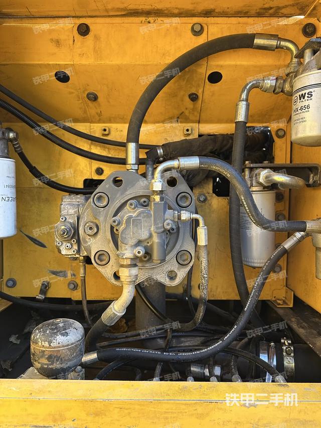 液壓泵艙室正面整體（整機外觀）