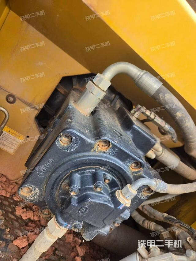 液壓泵艙室正面整體（整機外觀）