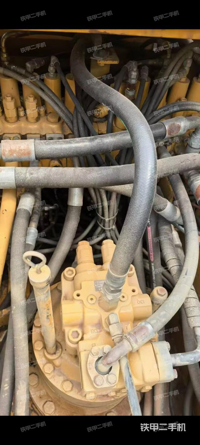 回轉(zhuǎn)馬達(dá)和主控閥（整機(jī)外觀(guān)）