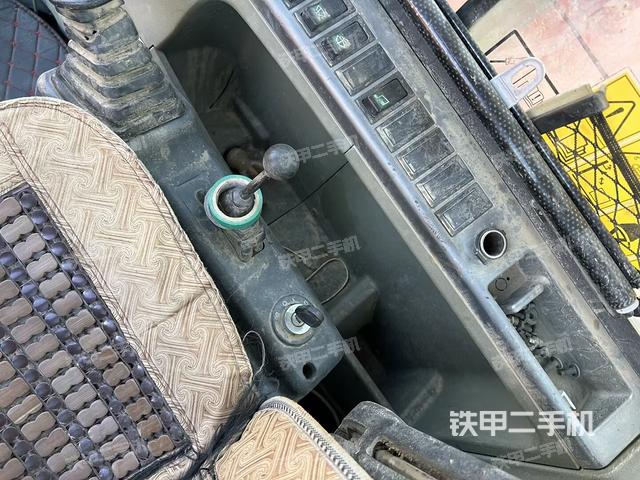 座椅左侧控制台/音响/含左手柄（驾驶室部分）