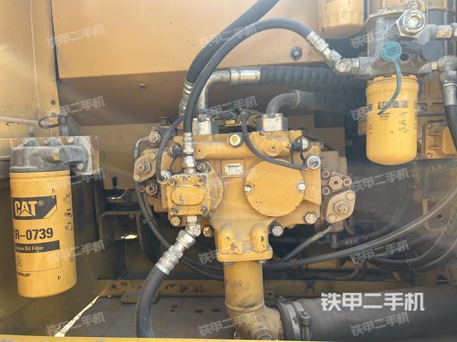 液压泵舱室正面整体（整机外观）