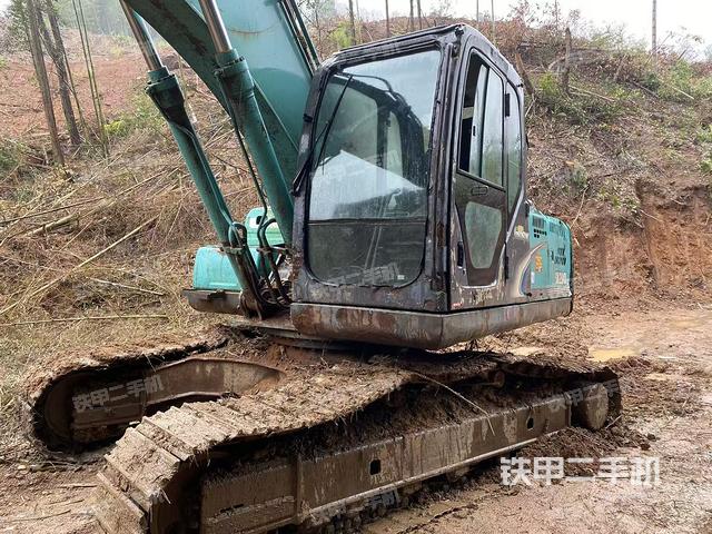 神钢SK200-8挖掘机
