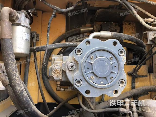 液壓泵艙室正面整體（整機外觀）