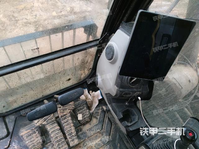 行走控制手柄和踏板?俯拍（駕駛室部分）