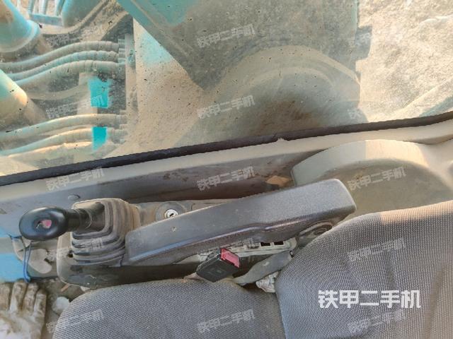 座椅右側(cè)控制臺(tái)/鑰匙門(mén)/油門(mén)/含右手柄（駕駛室部分）