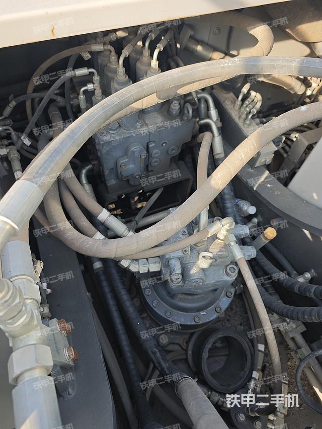 駕駛室頂部（整機外觀）