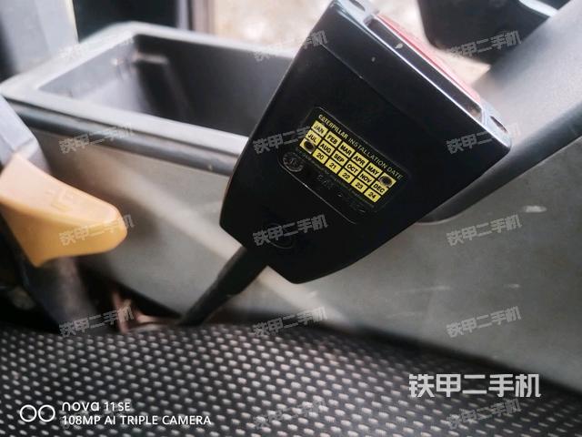 行走控制手柄和踏板?俯拍（駕駛室部分）