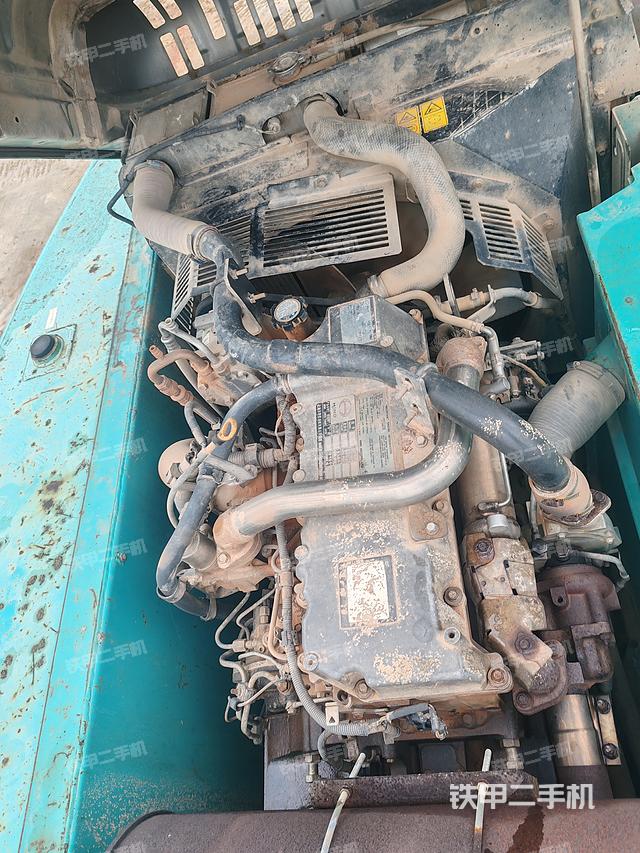 液壓泵艙室正面整體（整機外觀）