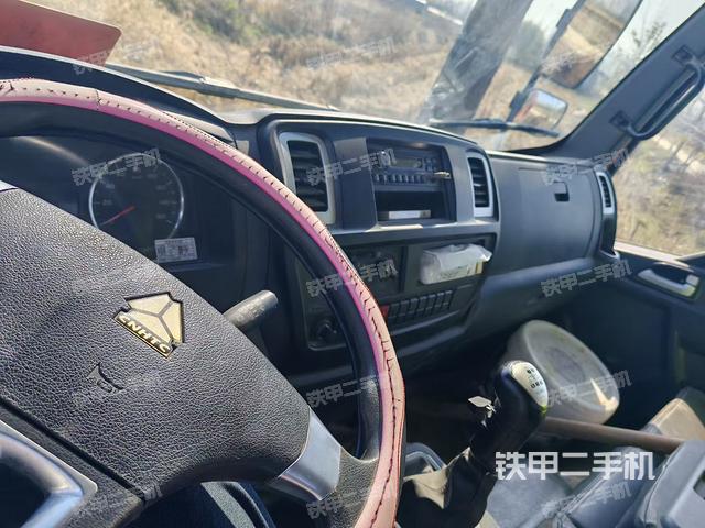 駕駛室操作臺（設備外觀及核心部件）