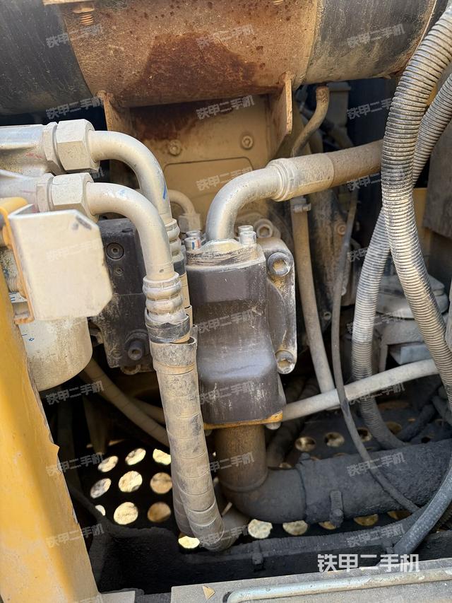 液压泵舱室正面整体（整机外观）