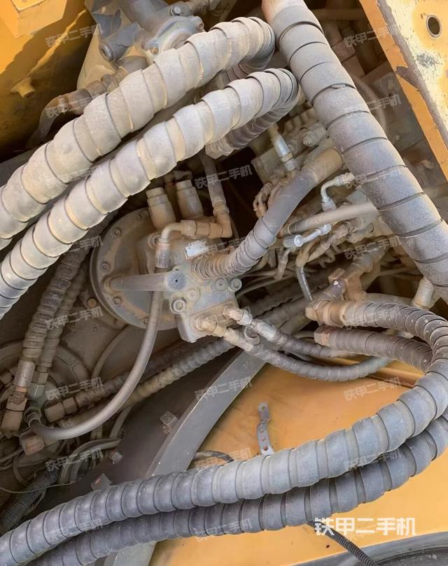 回轉(zhuǎn)馬達(dá)和主控閥（整機(jī)外觀）