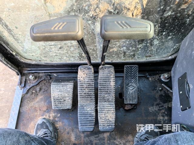 行走控制手柄和踏板?俯拍（駕駛室部分）