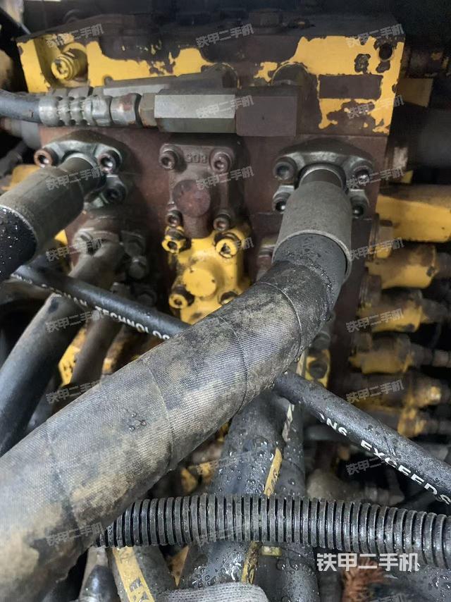 回转马达和主控阀（整机外观）