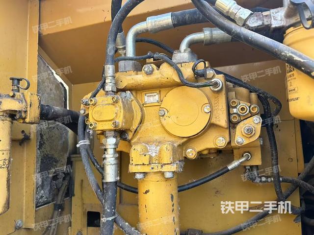 液压泵舱室正面整体（整机外观）