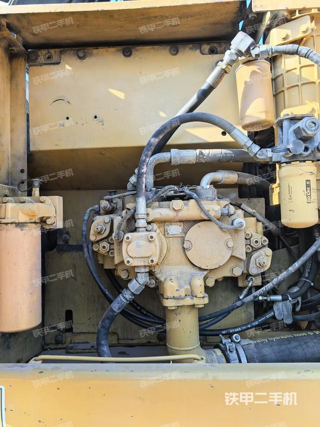 液压泵舱室正面整体（整机外观）