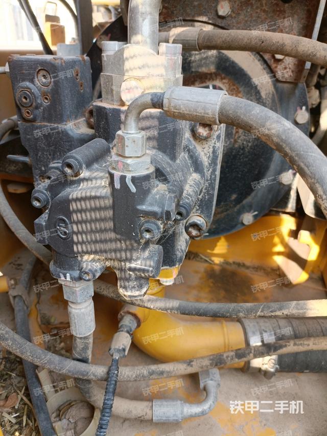 液压泵舱室正面整体（整机外观）