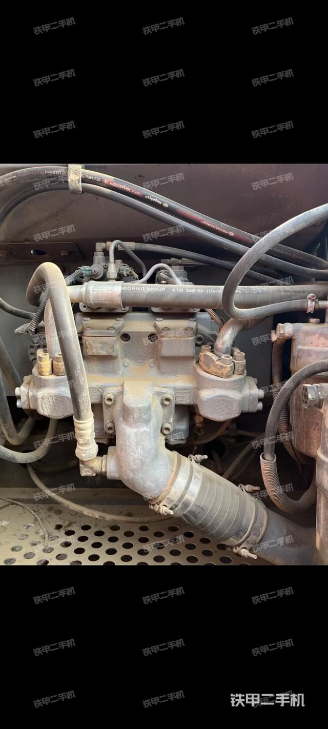 液压泵舱室正面整体（整机外观）