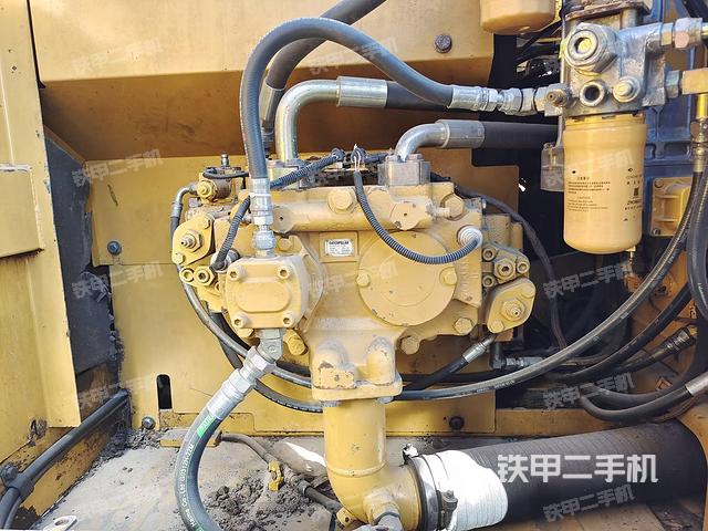 液压泵舱室正面整体（整机外观）