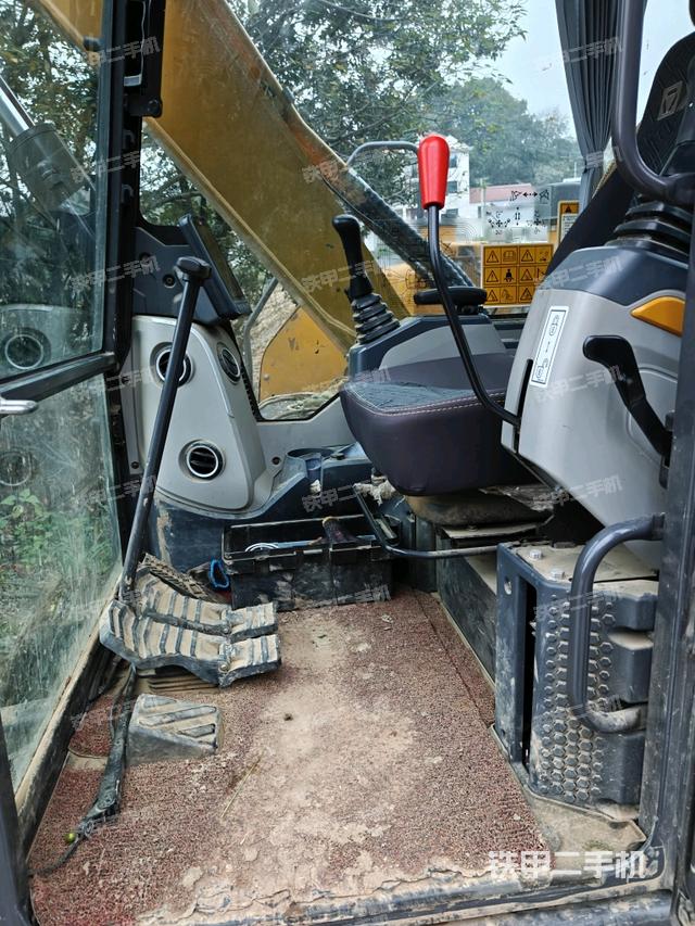 座椅右側控制臺/鑰匙門/油門/含右手柄（駕駛室部分）