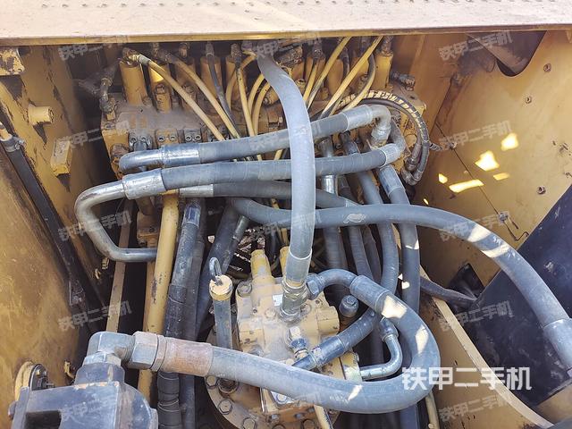 回转马达和主控阀（整机外观）