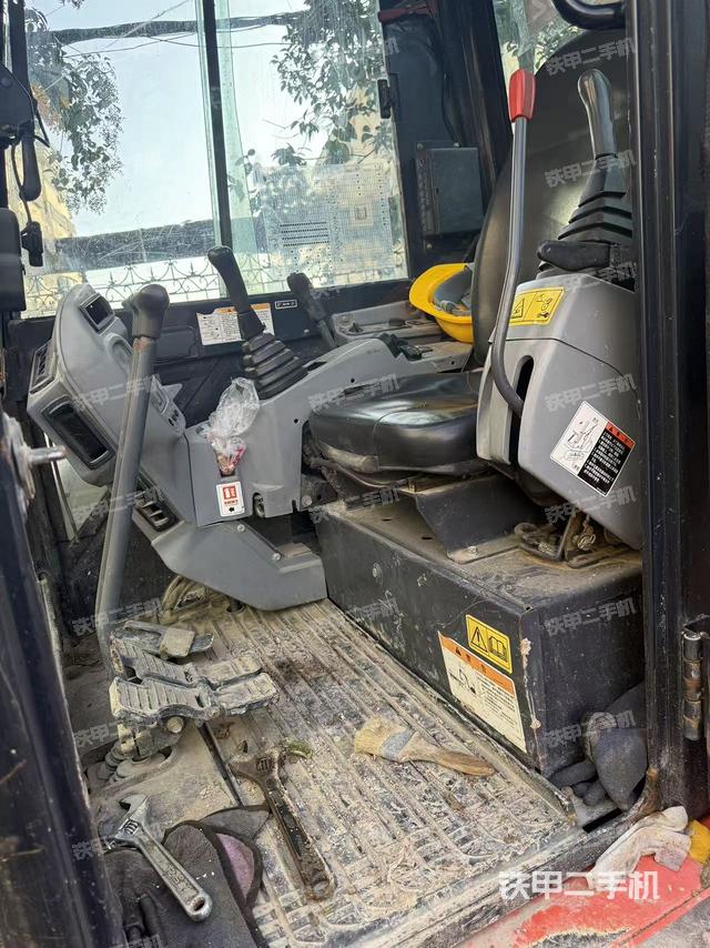 驾驶室顶部（整机外观）