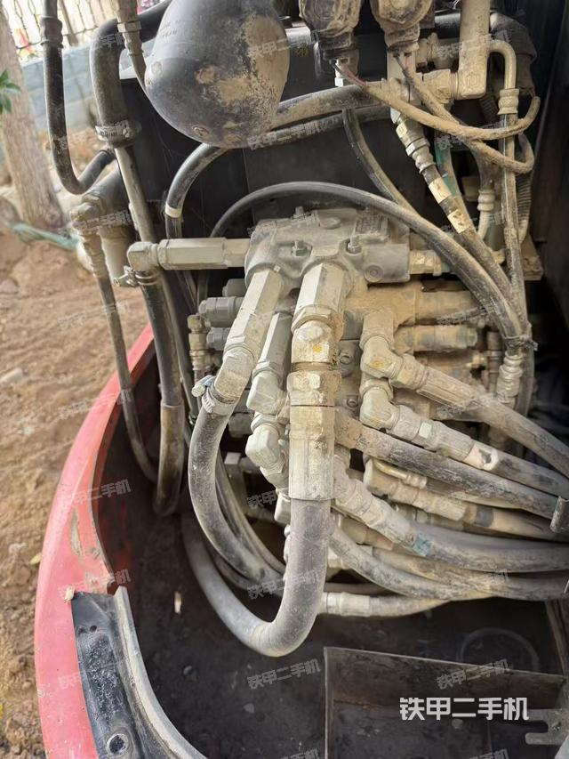 回转马达和主控阀（整机外观）