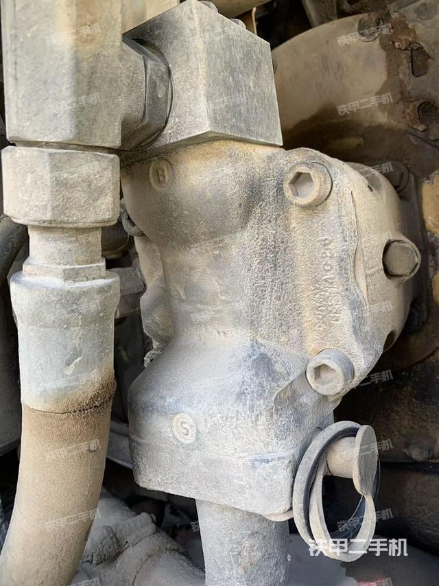 液压泵舱室正面整体（整机外观）