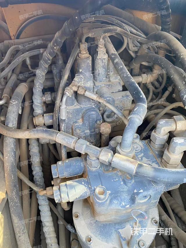 回轉(zhuǎn)馬達(dá)和主控閥（整機(jī)外觀）