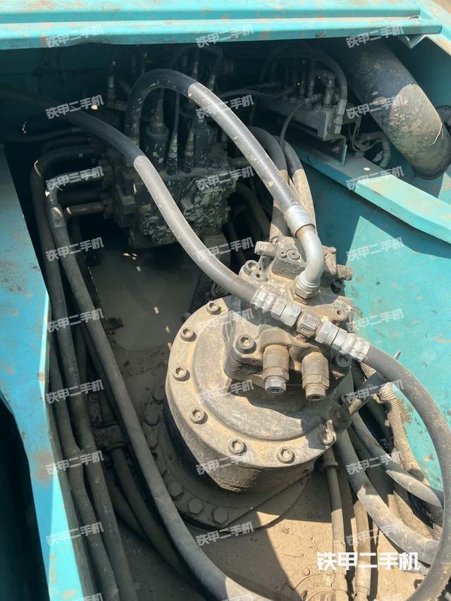 回转马达和主控阀（整机外观）